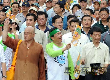 因拔针出血护士被要求道歉医院回应护士跪求患者原谅